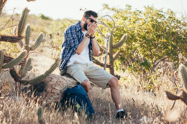 Ung Man Spelar Munspel Ensam Utomhus Resor Livsstilskoncept — Stockfoto