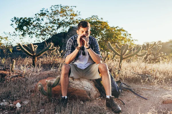 Jonge Man Speelt Mondharmonica Alleen Buiten Reizen Levensstijl Concept — Stockfoto