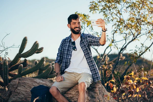 Человек Рюкзаком Делает Селфи Своим Мобильным Телефоном Время Похода Пустыне — стоковое фото