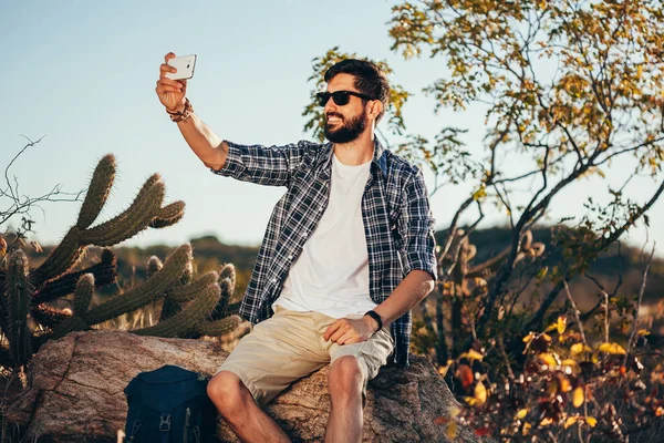 Man Backpack Taking Selfie His Mobile Phone Desert Hike — Stock Photo, Image