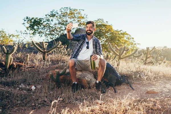 Человек Рюкзаком Делает Селфи Своим Мобильным Телефоном Время Похода Пустыне — стоковое фото