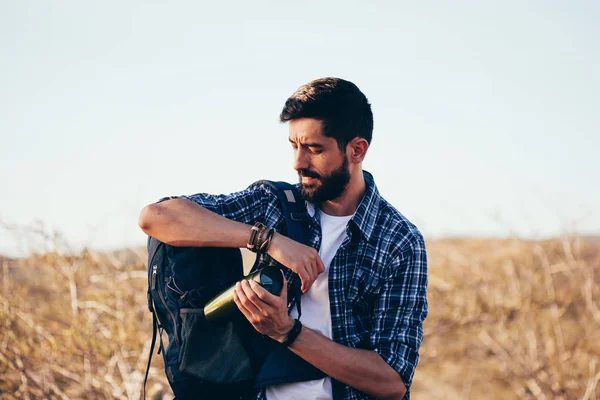 Turysta Człowiek Stawia Butelkę Wody Plecaku Zwiedzania Adventure Wędrówki Pojęcia — Zdjęcie stockowe