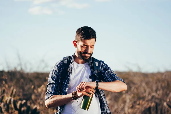 Porträtt Stilig Hane Vandrare Som Letar Armbandsur Öknen — Stockfoto