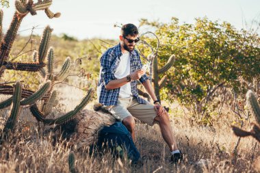 Çölde yürüyüşü sırasında cep telefonuyla uzun yürüyüşe çıkan kimse.