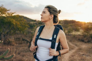 Sırt çantasıyla gezen mutlu genç kadın.