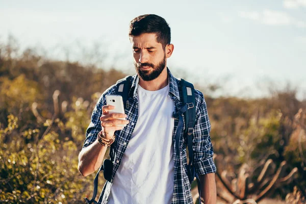 Caminhante Usando Telefone Celular Durante Trekking Deserto — Fotografia de Stock