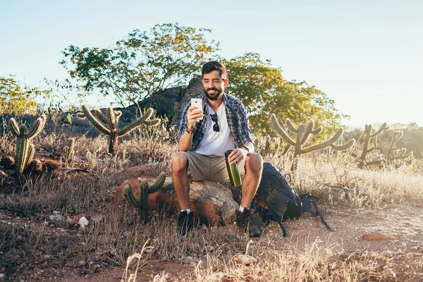 Hiker Använda Mobiltelefon Vandring Öknen — Stockfoto