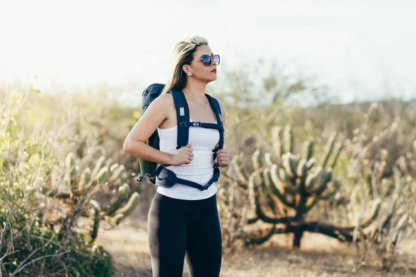 Sırt çantasıyla gezen mutlu genç kadın.