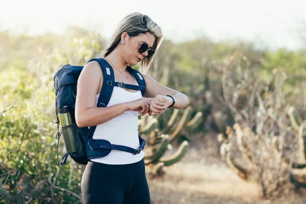 Kol saati çölde bakarak çok kadın bir uzun yürüyüşe çıkan kimse portresi