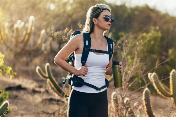 Sırt çantasıyla gezen mutlu genç kadın.