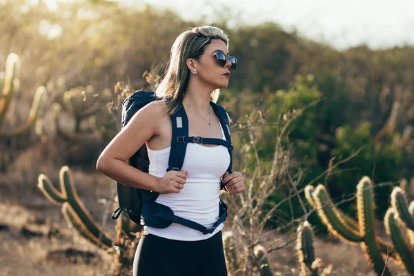 Jovem Feliz Caminhadas Com Mochila — Fotografia de Stock