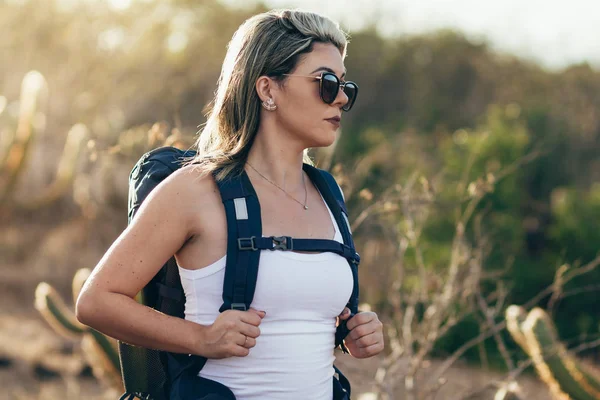 Sırt çantasıyla gezen mutlu genç kadın.