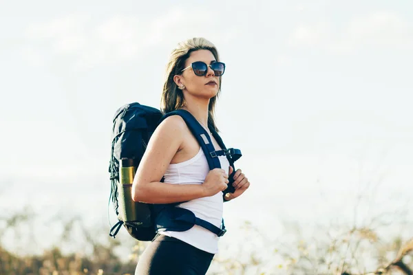 Feliz Joven Senderismo Con Mochila —  Fotos de Stock