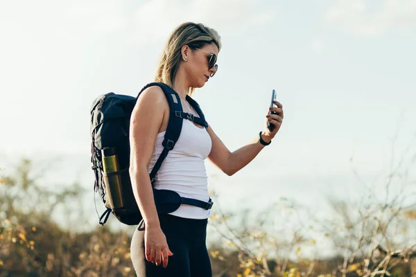 Hiker Menggunakan Telepon Genggam Selama Melakukan Perjalanan Padang Pasir — Stok Foto