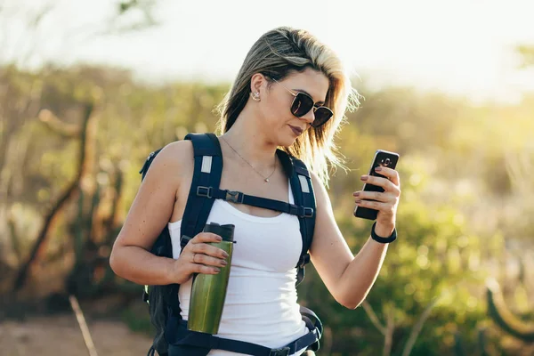 Hiker Menggunakan Telepon Genggam Selama Melakukan Perjalanan Padang Pasir — Stok Foto