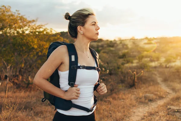 Sırt çantasıyla gezen mutlu genç kadın.