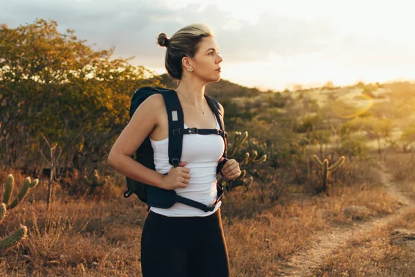 Sırt çantasıyla gezen mutlu genç kadın.