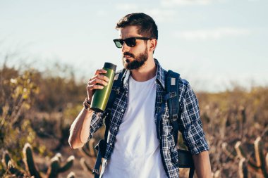 Su şişe Brezilya Caatinga, yürüyüş sırasında içmek için mola adam