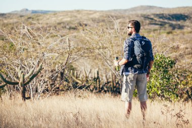 Su şişe Brezilya Caatinga, yürüyüş sırasında içmek için mola adam