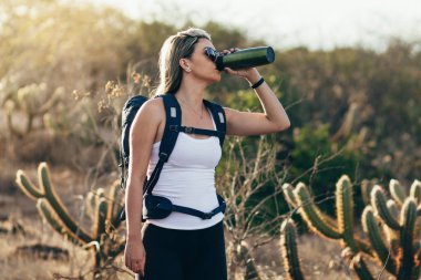 Su şişe Brezilya Caatinga, yürüyüş sırasında içmek için mola kadın