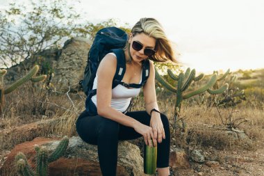 Su şişe Brezilya Caatinga, yürüyüş sırasında içmek için mola adam