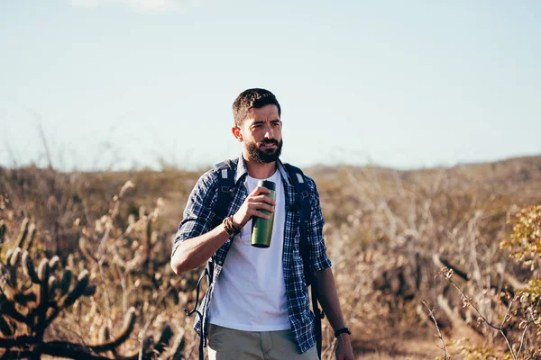 Su şişe Brezilya Caatinga, yürüyüş sırasında içmek için mola adam