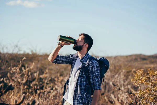 Man Tar Paus För Att Dricka Vatten Flaska Medan Vandring — Stockfoto