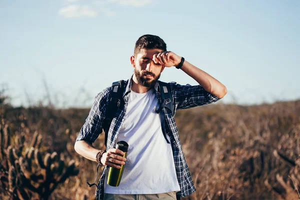 Seorang Pria Mengambil Istirahat Untuk Minum Dari Botol Air Saat — Stok Foto