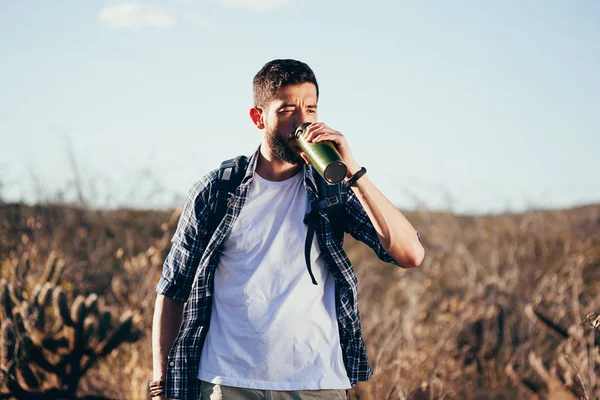 Человек Делает Перерыв Выпить Бутылки Воды Время Похода Бразильский Caatinga — стоковое фото