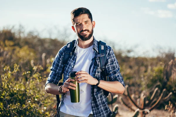 Su şişe Brezilya Caatinga, yürüyüş sırasında içmek için mola adam