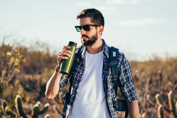 Su şişe Brezilya Caatinga, yürüyüş sırasında içmek için mola adam