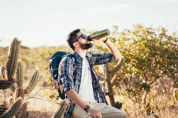 Su şişe Brezilya Caatinga, yürüyüş sırasında içmek için mola adam