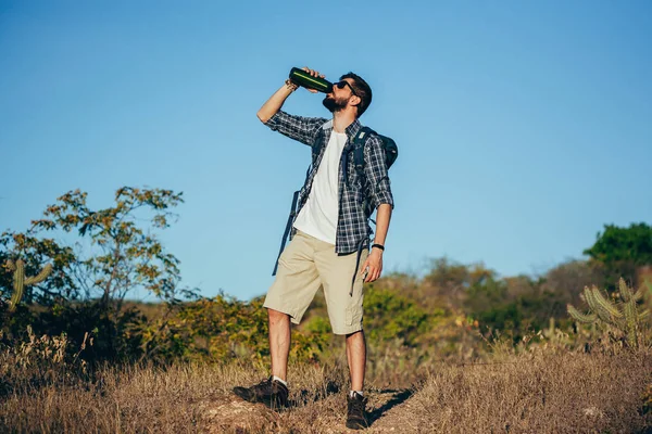 Людина Взяти Перерву Щоб Пити Пляшки Води Час Піших Прогулянок — стокове фото