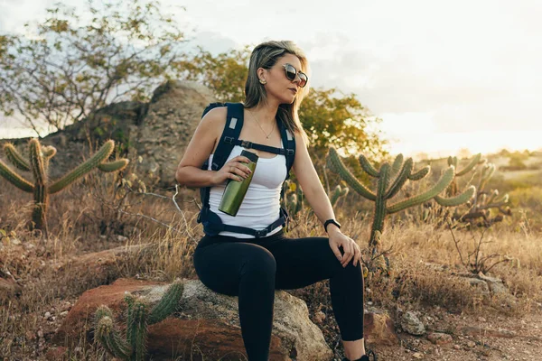 Hombre Tomando Descanso Para Beber Botella Agua Mientras Camina Caatinga — Foto de Stock