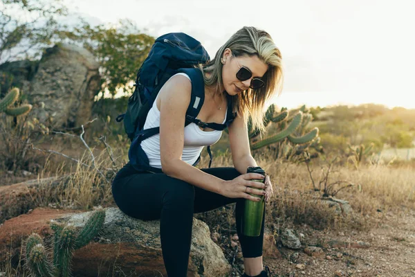 Su şişe Brezilya Caatinga, yürüyüş sırasında içmek için mola adam