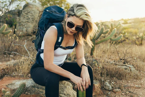 Su şişe Brezilya Caatinga, yürüyüş sırasında içmek için mola adam