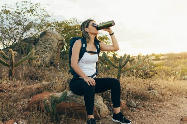 Mujer Tomando Descanso Para Beber Botella Agua Durante Senderismo Caatinga — Foto de Stock