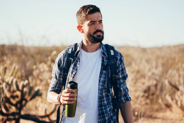 mutlu genç adam sırt çantası ile hiking