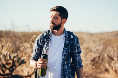 mutlu genç adam sırt çantası ile hiking