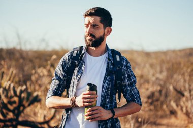 mutlu genç adam sırt çantası ile hiking