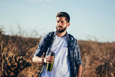 mutlu genç adam sırt çantası ile hiking