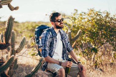 mutlu genç adam sırt çantası ile hiking