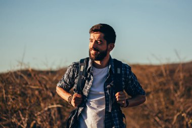 mutlu genç adam sırt çantası ile hiking
