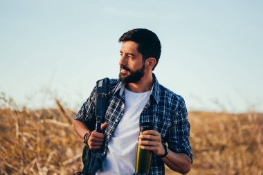 mutlu genç adam sırt çantası ile hiking