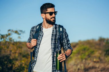 mutlu genç adam sırt çantası ile hiking