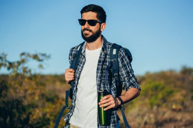 mutlu genç adam sırt çantası ile hiking