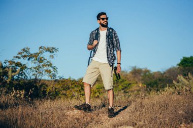 mutlu genç adam sırt çantası ile hiking