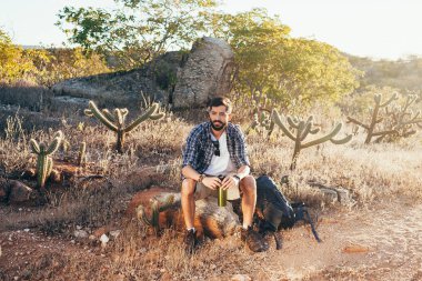 mutlu genç adam sırt çantası ile hiking