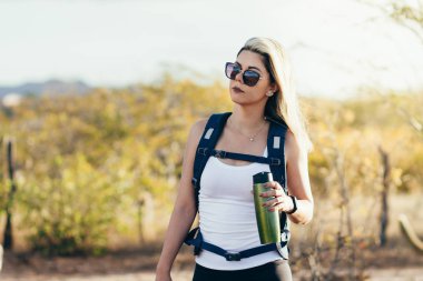 Sırt çantasıyla gezen mutlu genç kadın.