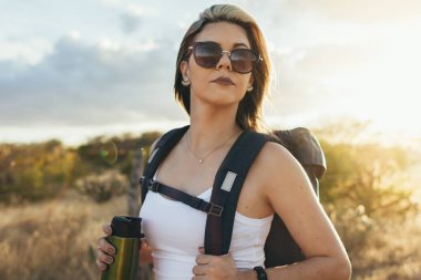 Sırt çantasıyla gezen mutlu genç kadın.